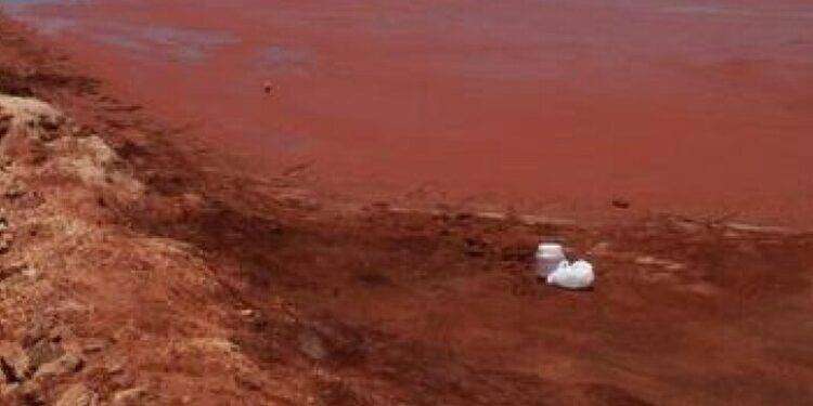 Fanghi rossi scarti di miniere invadono spiaggia di Piscinas