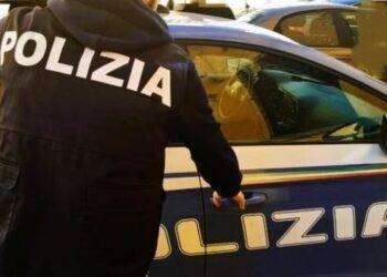 In fuga dalla polizia, si schianta contro un’auto e muore