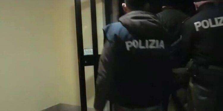 Droga e cellulari in carcere, 30 arresti a Napoli