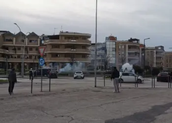 Rissa tra ultras marchigiani dopo la partita: calci, pugni, cinghiate e un fumogeno lanciato