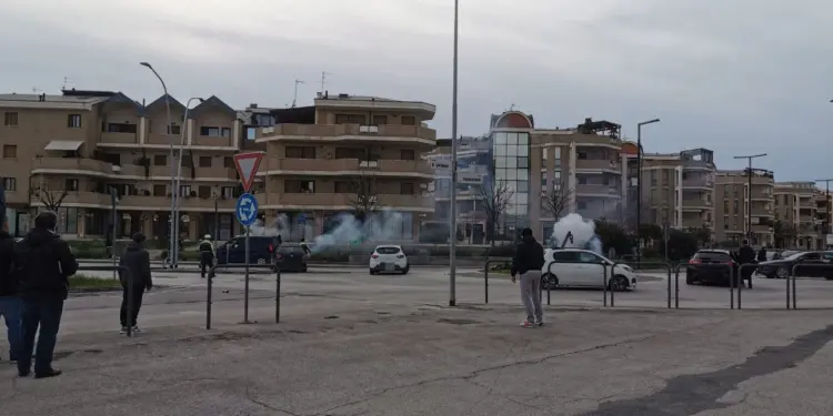 Rissa tra ultras marchigiani dopo la partita: calci, pugni, cinghiate e un fumogeno lanciato