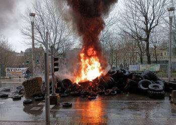 250 i trattori a Bruxelles, la polizia usa i lacrimogeni