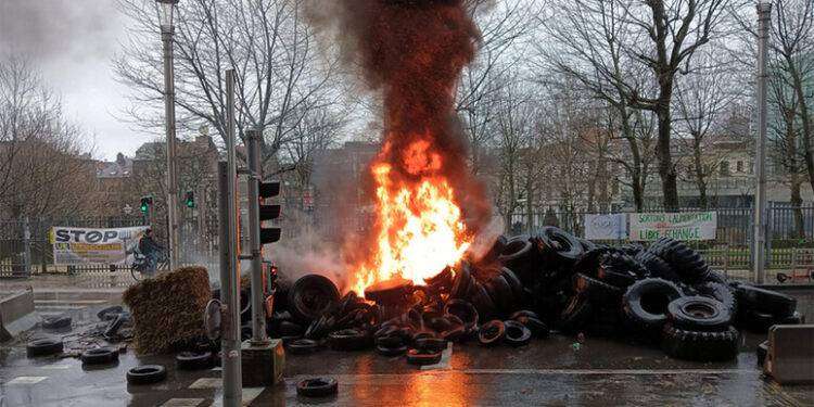 250 i trattori a Bruxelles, la polizia usa i lacrimogeni