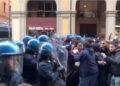Manifestazione per la Palestina, la polizia carica i manifestanti a Bologna