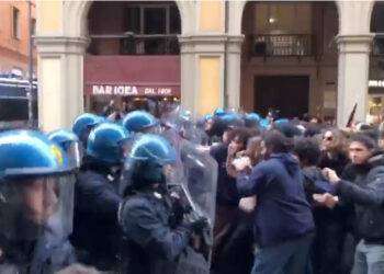 Manifestazione per la Palestina, la polizia carica i manifestanti a Bologna