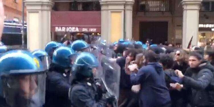 Manifestazione per la Palestina, la polizia carica i manifestanti a Bologna