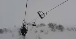Cervinia, la seggiovia ondeggia paurosamente per il vento: sciatori salvati
