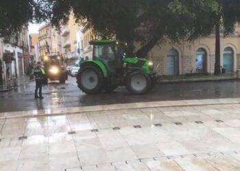 Protesta trattori, decine di mezzi in corteo in centro Oristano