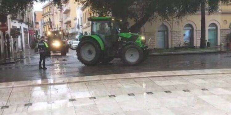Protesta trattori, decine di mezzi in corteo in centro Oristano