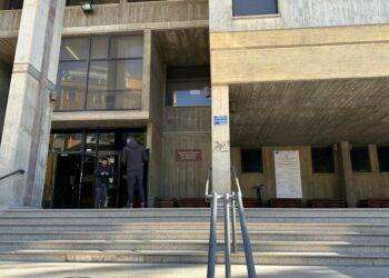 Accoltellò il compagno all’uscita di scuola, 14enne a processo