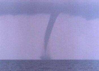 Le impressionanti immagini della tromba marina sulle coste della Liguria