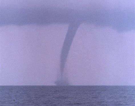 Le impressionanti immagini della tromba marina sulle coste della Liguria