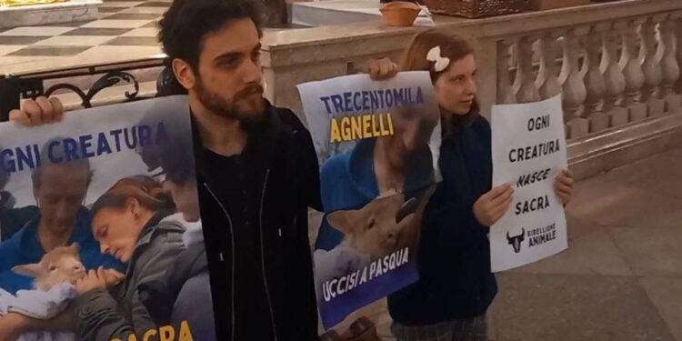 Azioni nonviolente durante le messe di Pasqua: Ribellione Animale nelle chiese per parlare del “massacro” degli agnelli