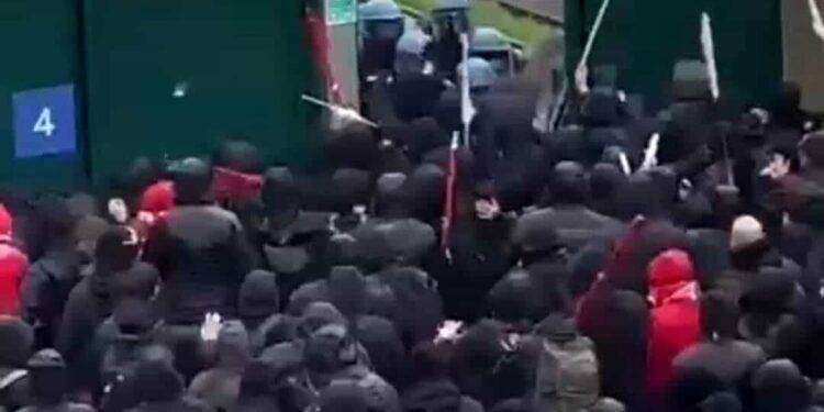 Venezia-Bari, pesanti scontri tra tifosi e polizia