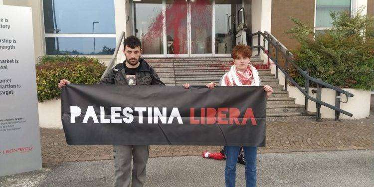 Palestina Libera e Ultima Generazione, Brescia: “Leonardo con le mani sporche di sangue”