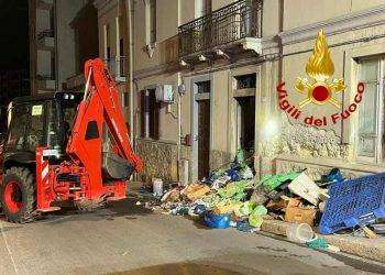 Muore nell’incendio della casa invasa dai rifiuti, tragedia a Cagliari