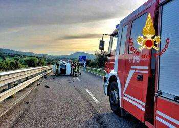 Grave incidente ad Aidomaggiore, auto si ribalta sulla Statale 131 dcn: tre feriti