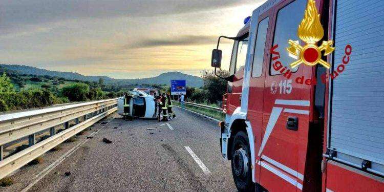 Grave incidente ad Aidomaggiore, auto si ribalta sulla Statale 131 dcn: tre feriti