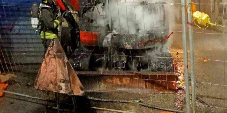 Mini escavatore dato alle fiamme a Orune