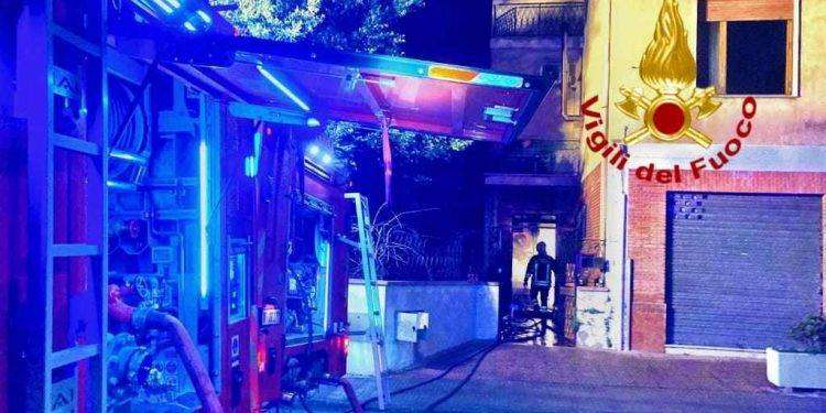 Dolianova, incendio in una palazzina: due persone soccorse