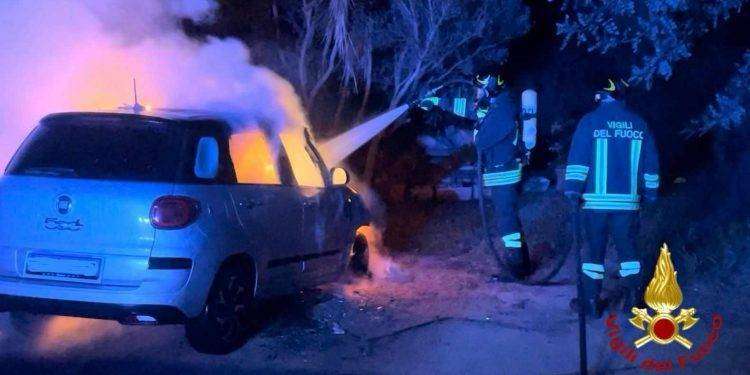Altra auto incendiata a Olbia, le fiamme in via Barcellona