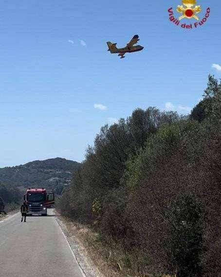 Vasto incendio a Sarroch, evacuate case di campagna