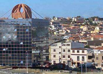 Pirri, in fiamme una delle torri di vetro: in azione i Vigili del Fuoco