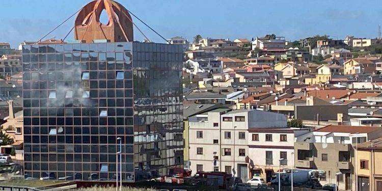 Pirri, in fiamme una delle torri di vetro: in azione i Vigili del Fuoco