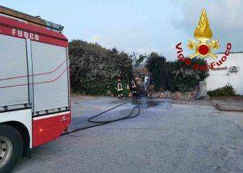 Arzachena, in fiamme portone di un night club