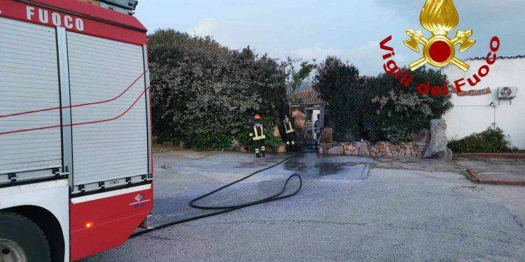 Arzachena, in fiamme portone di un night club