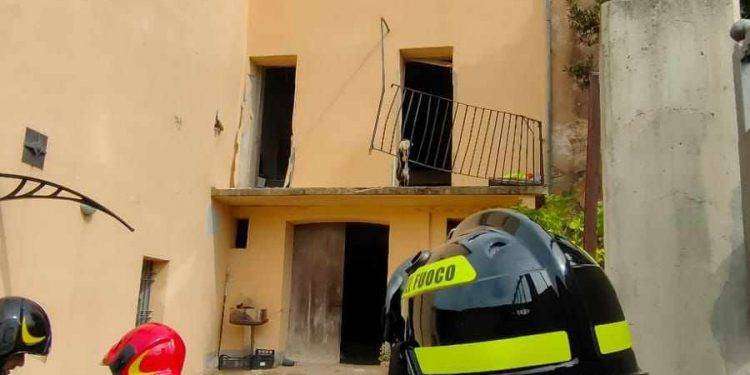 Terrore a Laconi, esplosione per una fuga di gas: due feriti