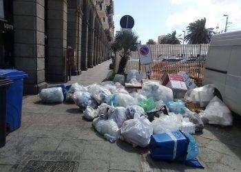 Montagne di rifiuti a Cagliari, la foto della vergogna
