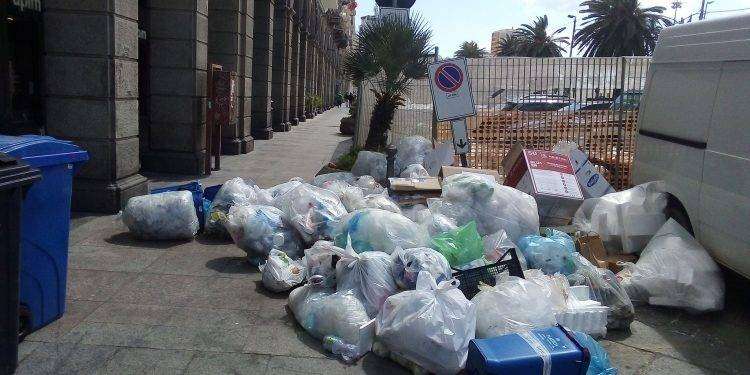Montagne di rifiuti a Cagliari, la foto della vergogna