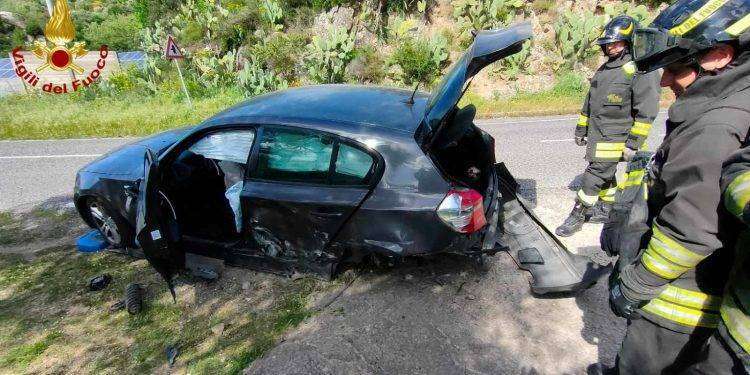 Olzai, violento scontro tra due auto: una persona ferita gravemente