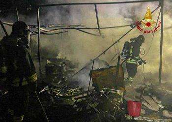 Incendio in un campeggio nel Sinis, esplode una bombola