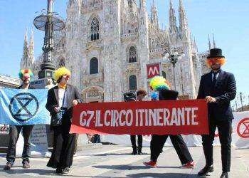 Milano: in piazza Duomo un circo itinerante per contestare il G7