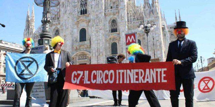 Milano: in piazza Duomo un circo itinerante per contestare il G7