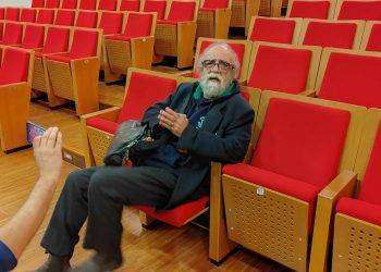 Giobbe Covatta porta l’ironia sul palco in un’esilarante riflessione sulla superiorità femminile