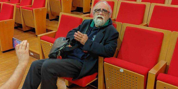 Giobbe Covatta porta l’ironia sul palco in un’esilarante riflessione sulla superiorità femminile