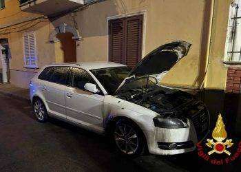 Emergenza incendi a Olbia, 19 le auto date alle fiamme