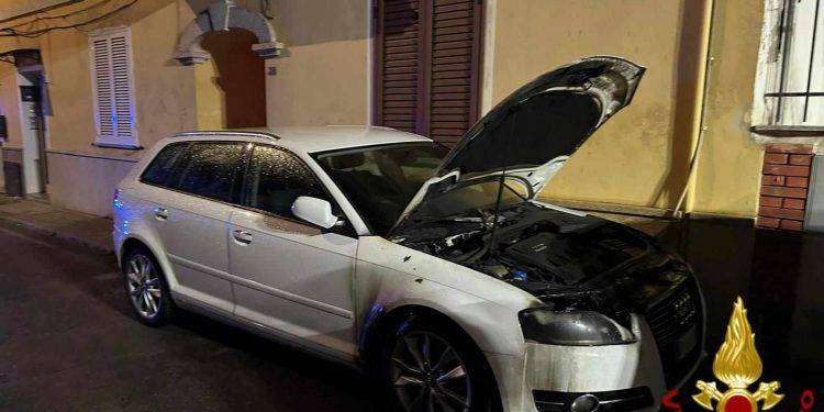 Emergenza incendi a Olbia, 19 le auto date alle fiamme