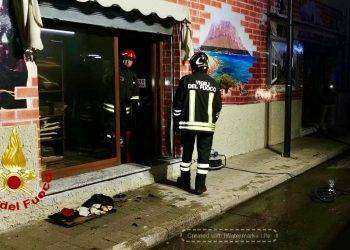 Olbia, trattoria distrutta dalle fiamme: paura nella notte