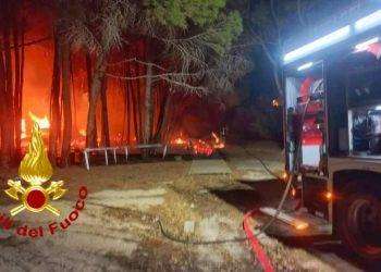 Grosso incendio a Capo Comino di Siniscola, fiamme nella pineta a due passi dalla spiaggia