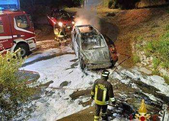 Auto distrutta dalle fiamme a Buddusò