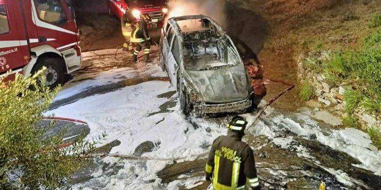 Auto distrutta dalle fiamme a Buddusò