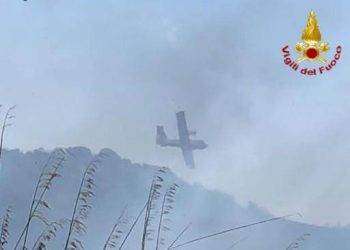 Vasto incendio a Sarroch, evacuate case di campagna