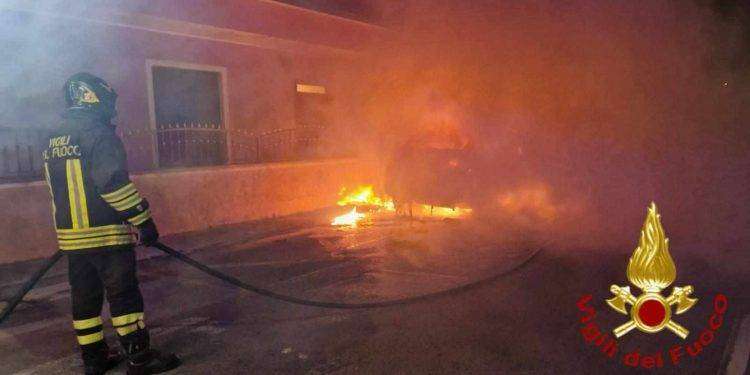 Olbia, auto in fiamme in via Ghiberti