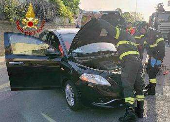 Ozieri, perde il controllo dell’auto e finisce sul palo: un ferito