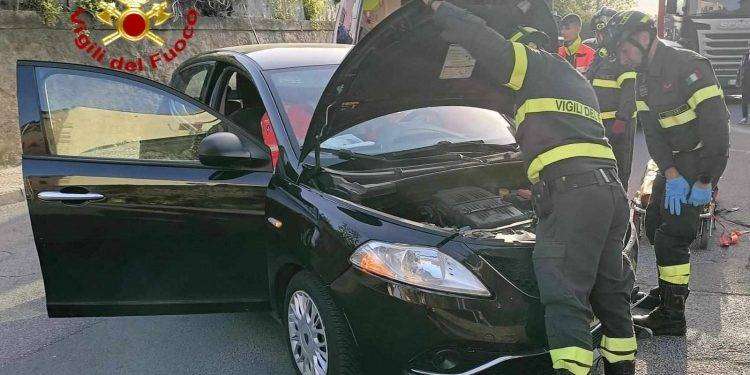 Ozieri, perde il controllo dell’auto e finisce sul palo: un ferito