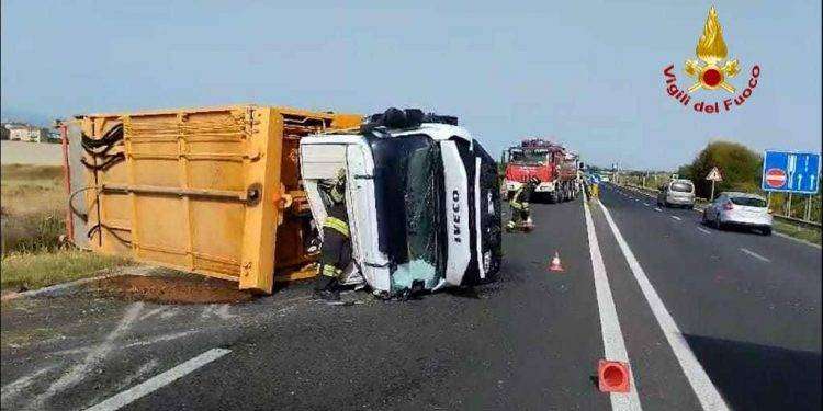 Pauroso schianto sulla 554: auto distrutta e tir ribaltato, un ferito grave